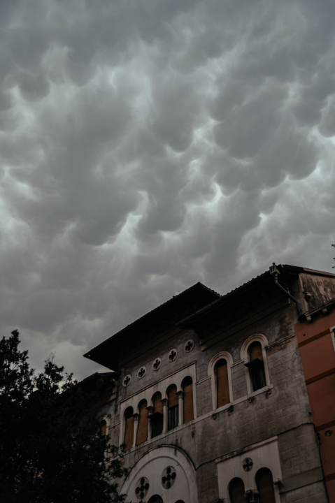 Nevrijeme stiglo do Šibenika i donijelo zanimljive mammatus oblake