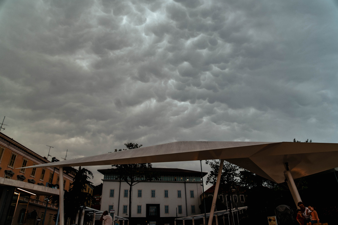 Nevrijeme stiglo do Šibenika i donijelo zanimljive mammatus oblake