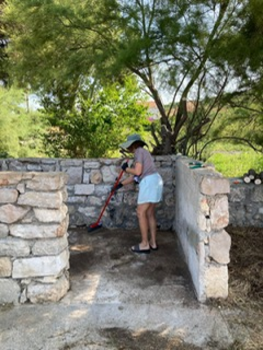Na Zlarinu u frižiderima čuvaju knjige, a turistima dijele vodič u kojem se šale na vlastiti račun