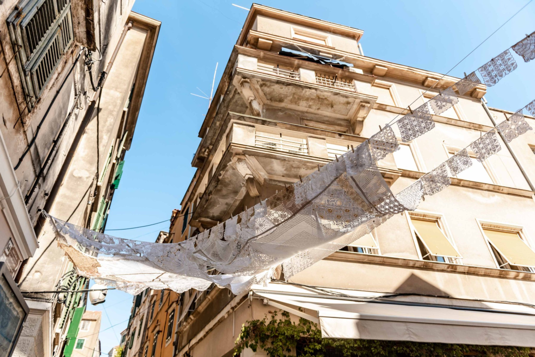 Čipkani tabletići zavijorili nad Masnom ulicom: 'Htjele smo ukazati na klimatske promjene i potrebu za hladom'