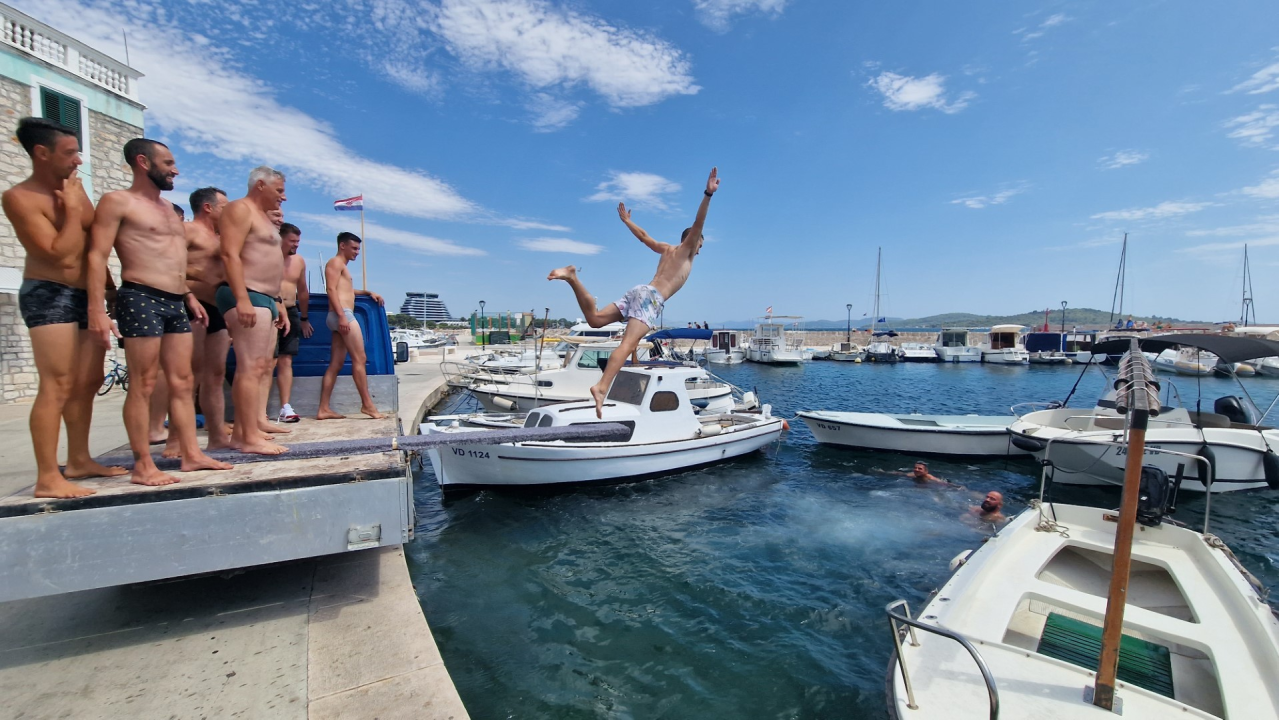 Vječni mladići odlučili vratiti običaj skakanja u more na Vodičku feštu