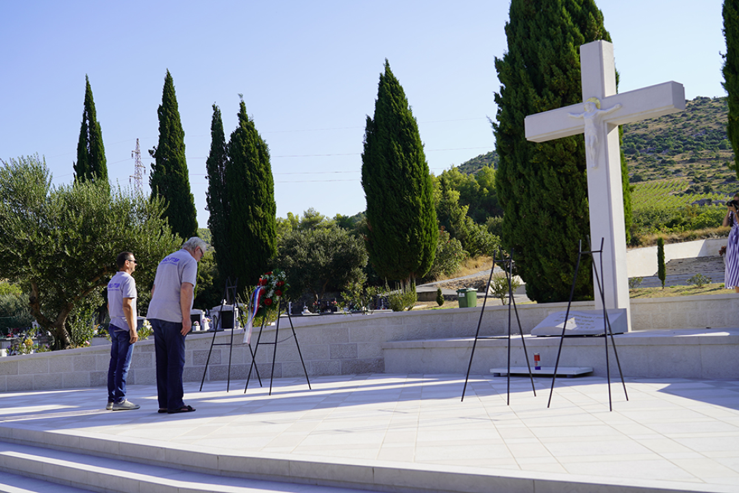 Položeni vijenci i zapaljene svijeće na Kvanju i Baldekinu