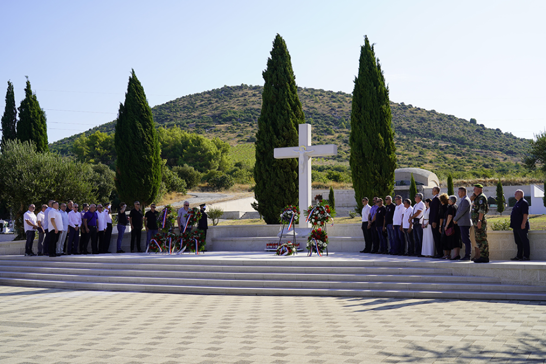Položeni vijenci i zapaljene svijeće na Kvanju i Baldekinu