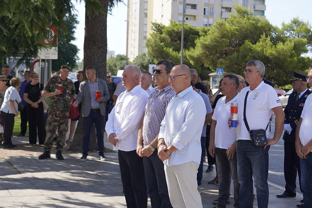Položeni vijenci i zapaljene svijeće na Kvanju i Baldekinu