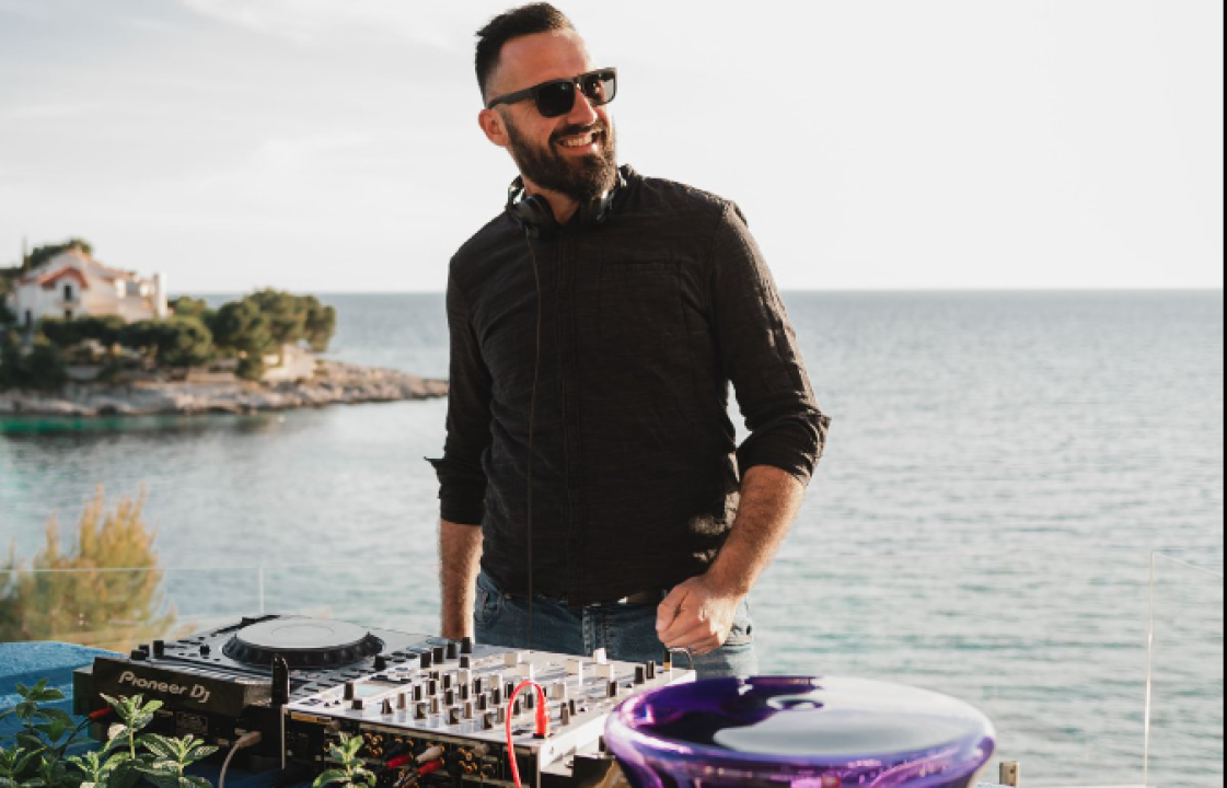 Na plaži Slanica after beach party: U Skarabe Sunny Clubu vrhunsku zabavu osigurat će DJ SuggaDaddy 