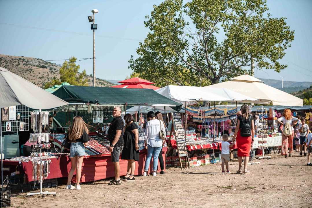 Na štandovima u Vrpolju janjetine nema, ali zato je red preko ceste: 'Tko ima u džepu, taj će i pojesti'