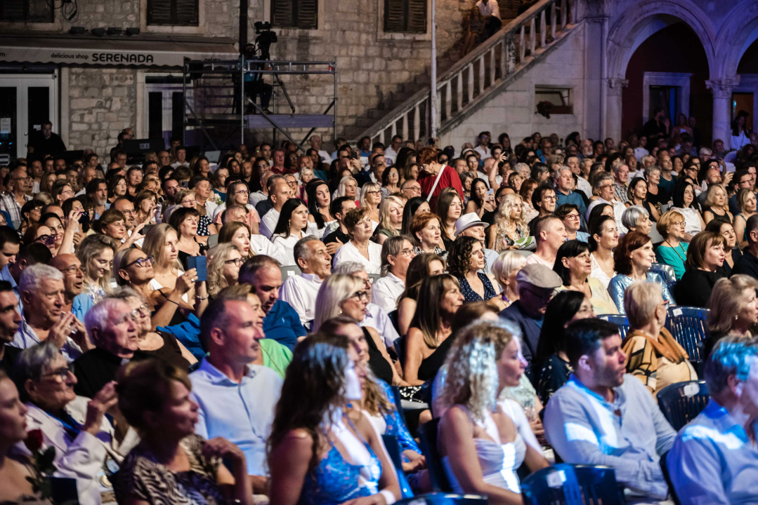 Prva večer Šansona prošla u znaku Vice Vukova: Idealan ambijent za legendarne pjesme šibenskog slavuja