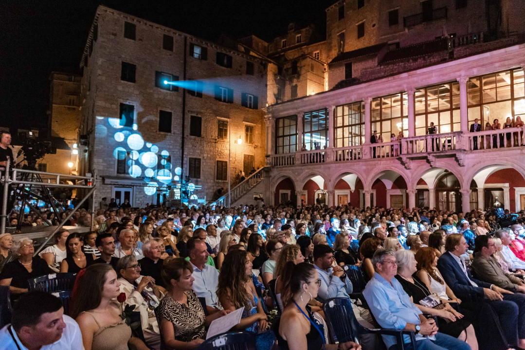 Prva večer Šansona prošla u znaku Vice Vukova: Idealan ambijent za legendarne pjesme šibenskog slavuja