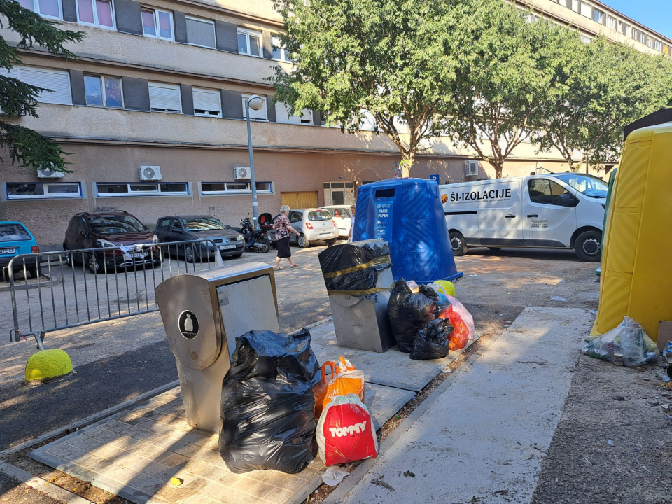 Novi dan, novo smeće, novi razvaljeni kontejneri: ‘Navikla sam da je kvart gadan, neka onda bude jeftin’