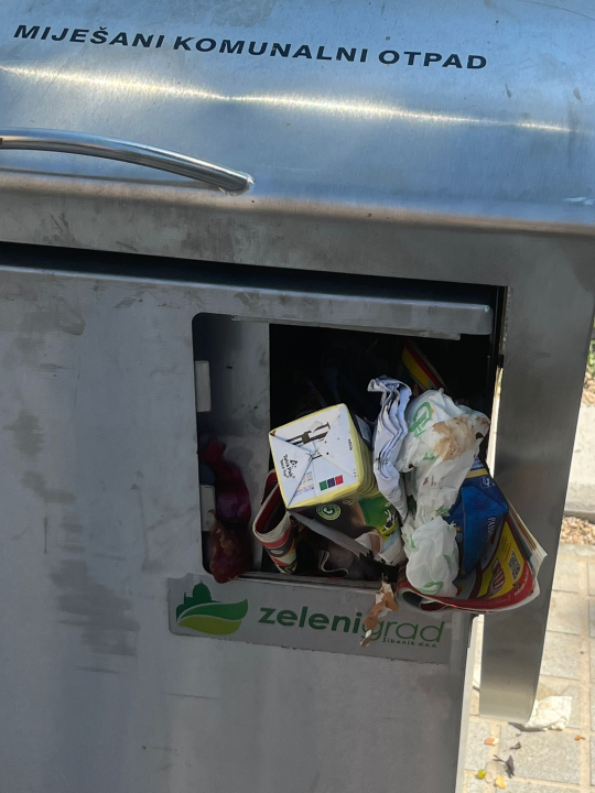 Novi dan, novo smeće, novi razvaljeni kontejneri: ‘Navikla sam da je kvart gadan, neka onda bude jeftin’