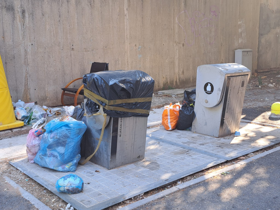 Novi dan, novo smeće, novi razvaljeni kontejneri: ‘Navikla sam da je kvart gadan, neka onda bude jeftin’