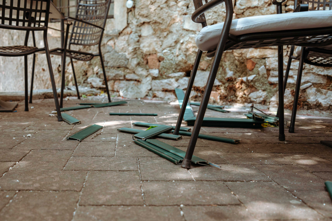 Jugo bacilo grilju na terasu restorana na Gorici, štok vatrogasci skinuli sa stabla