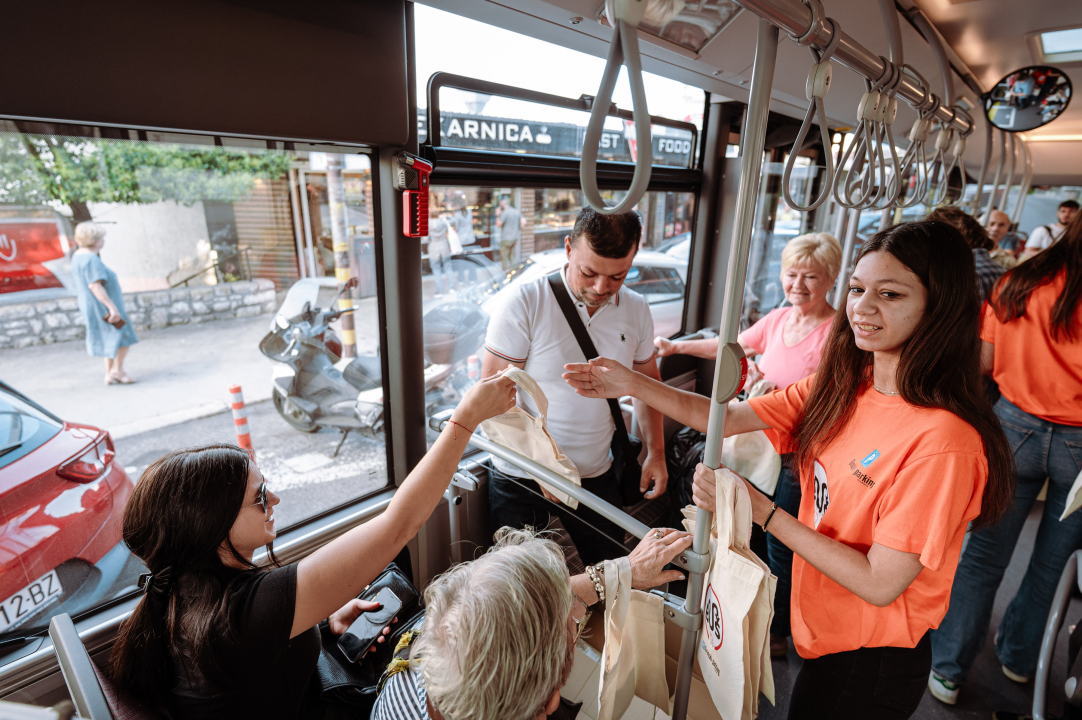 Gradski parking dijelio poklone putnicima, gradska uprava najavila nabavku električnih autobusa