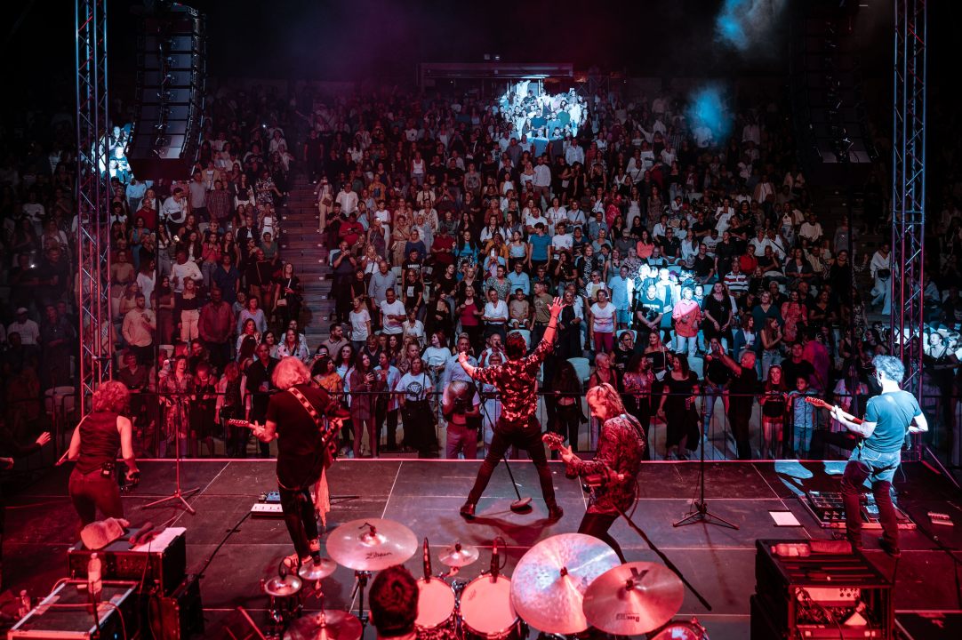 Parni Valjak raspjevao i rasplesao publiku na tvrđavi