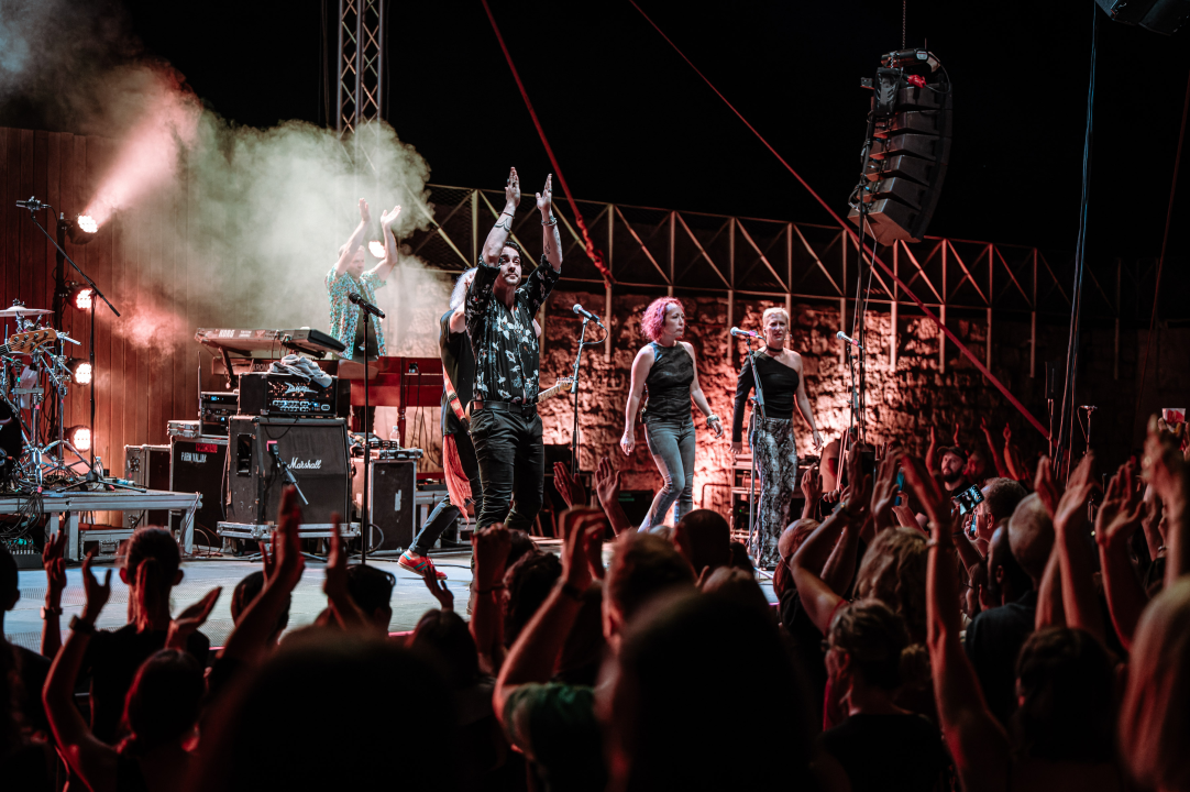 Parni Valjak raspjevao i rasplesao publiku na tvrđavi