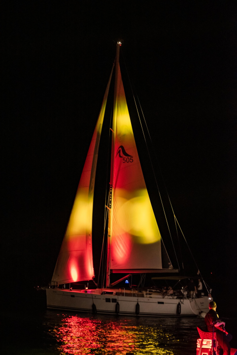 'Light is Life' upozorio na iskorištavanje planeta Zemlje: Šibenik obojan u crveno, a 4 tenora dali glazbeni doprinos