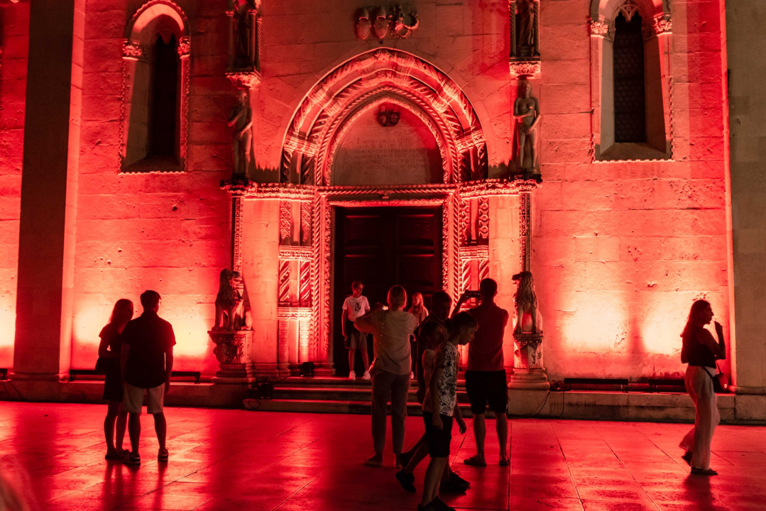 'Light is Life' upozorio na iskorištavanje planeta Zemlje: Šibenik obojan u crveno, a 4 tenora dali glazbeni doprinos