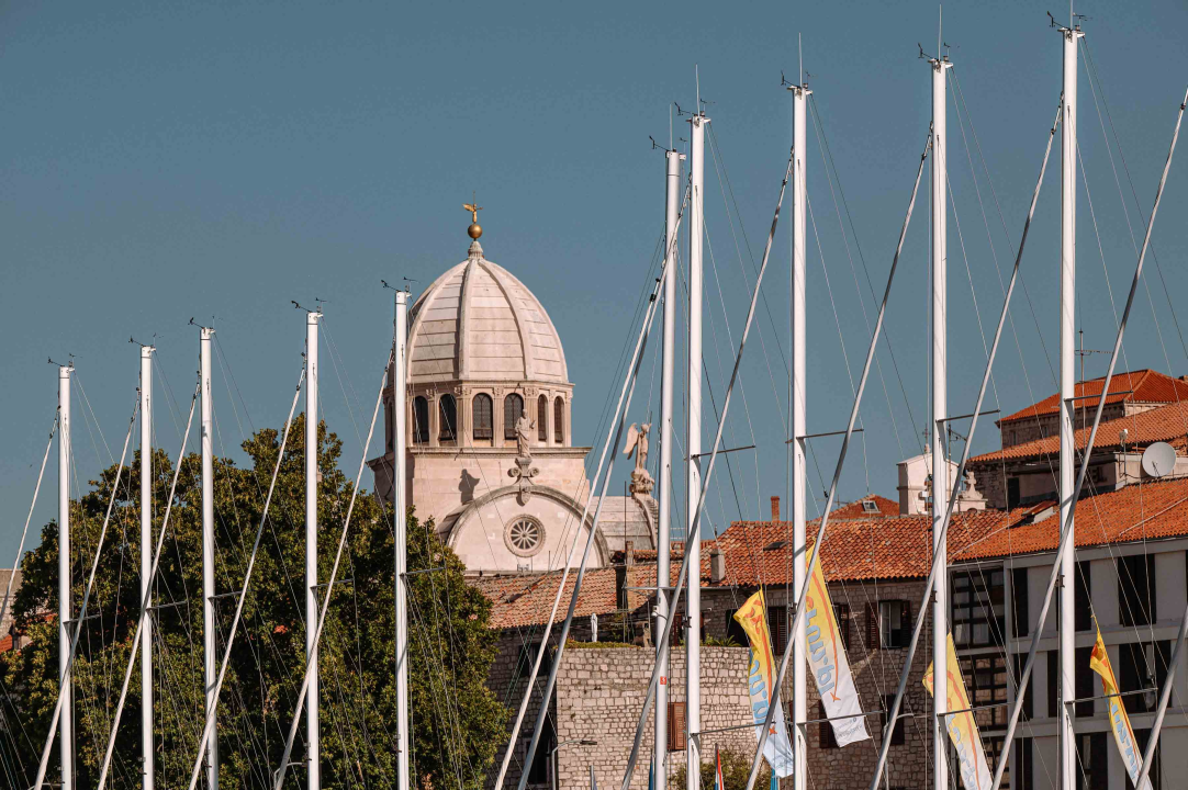 Riva puna jedrilica kao usred sezone, ali bez slaloma između turista ako prošetate