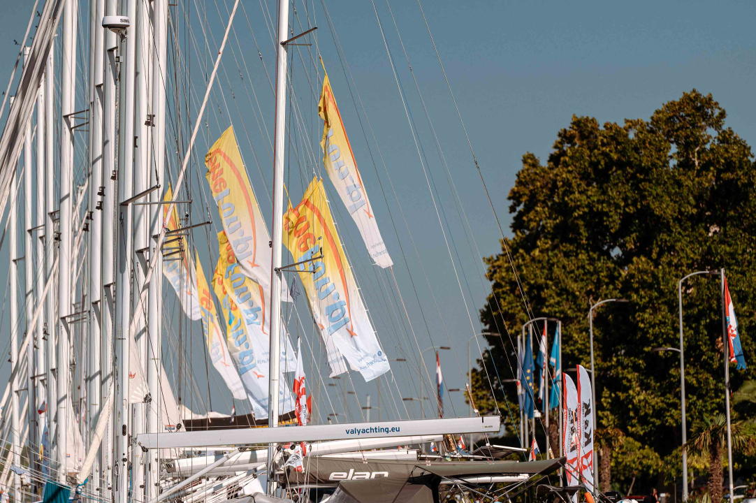 Riva puna jedrilica kao usred sezone, ali bez slaloma između turista ako prošetate