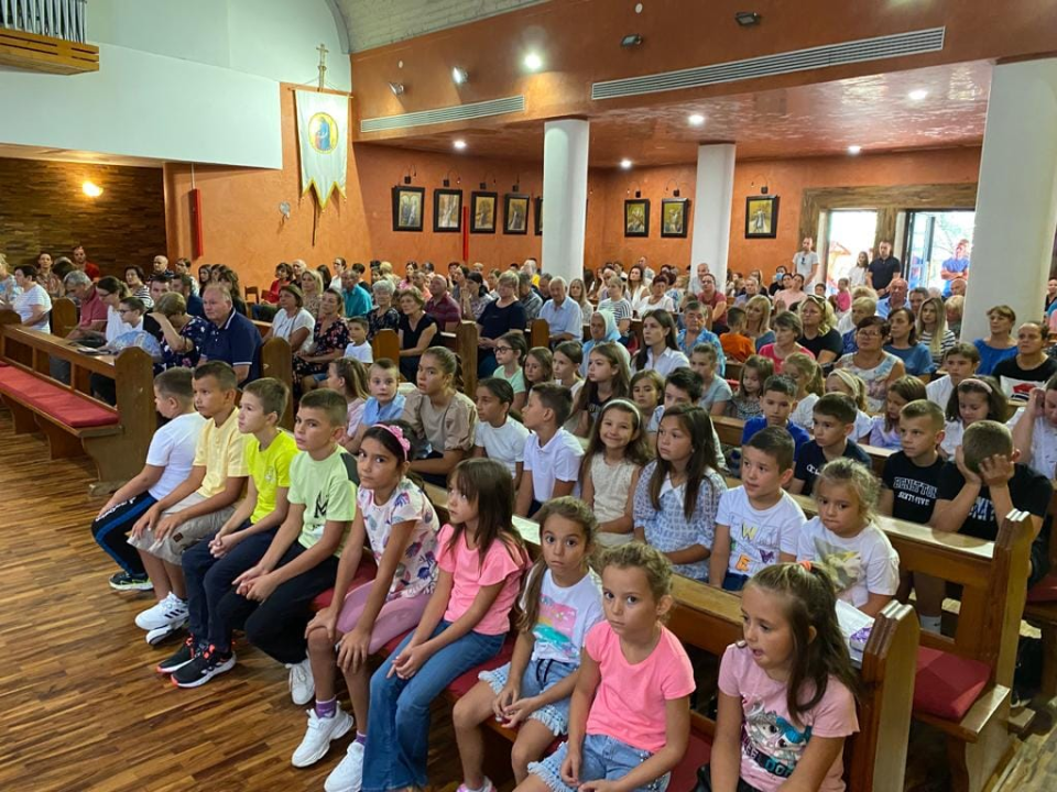 U župama Ražine i Ljubitovica blagoslovljene školske torbe i ruksaci