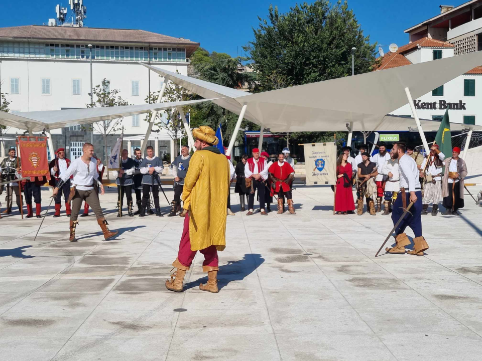 Na Poljani postrojavanje povijesnih postrojbi: Krenuo defile gradskim ulicama  