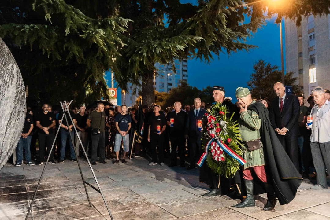Unatoč prolomu oblaka, grmljavini i pljusku, Šibenčani pokazali koliko im znači Rujanski rat 