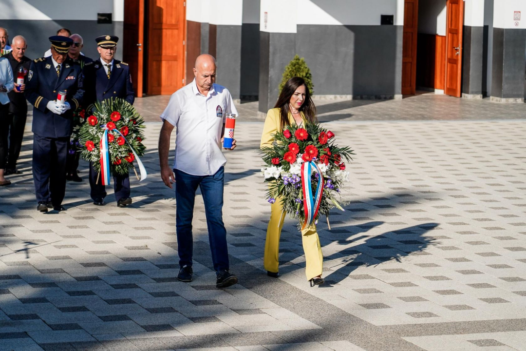 Kod Središnjeg križa na Kvanju položeni vijenci i zapaljene svijeće u povodu sv. Mihovila