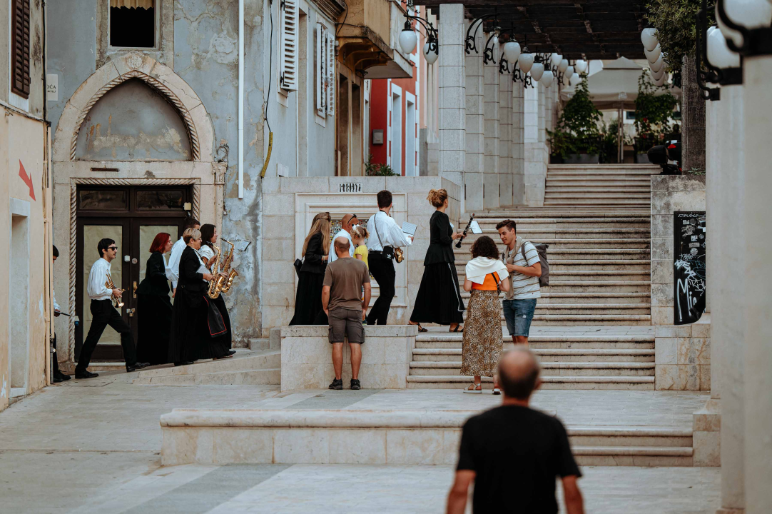 Promenada Šibenske narodne glazbe starom gradskom jezgrom oduševila prolaznike