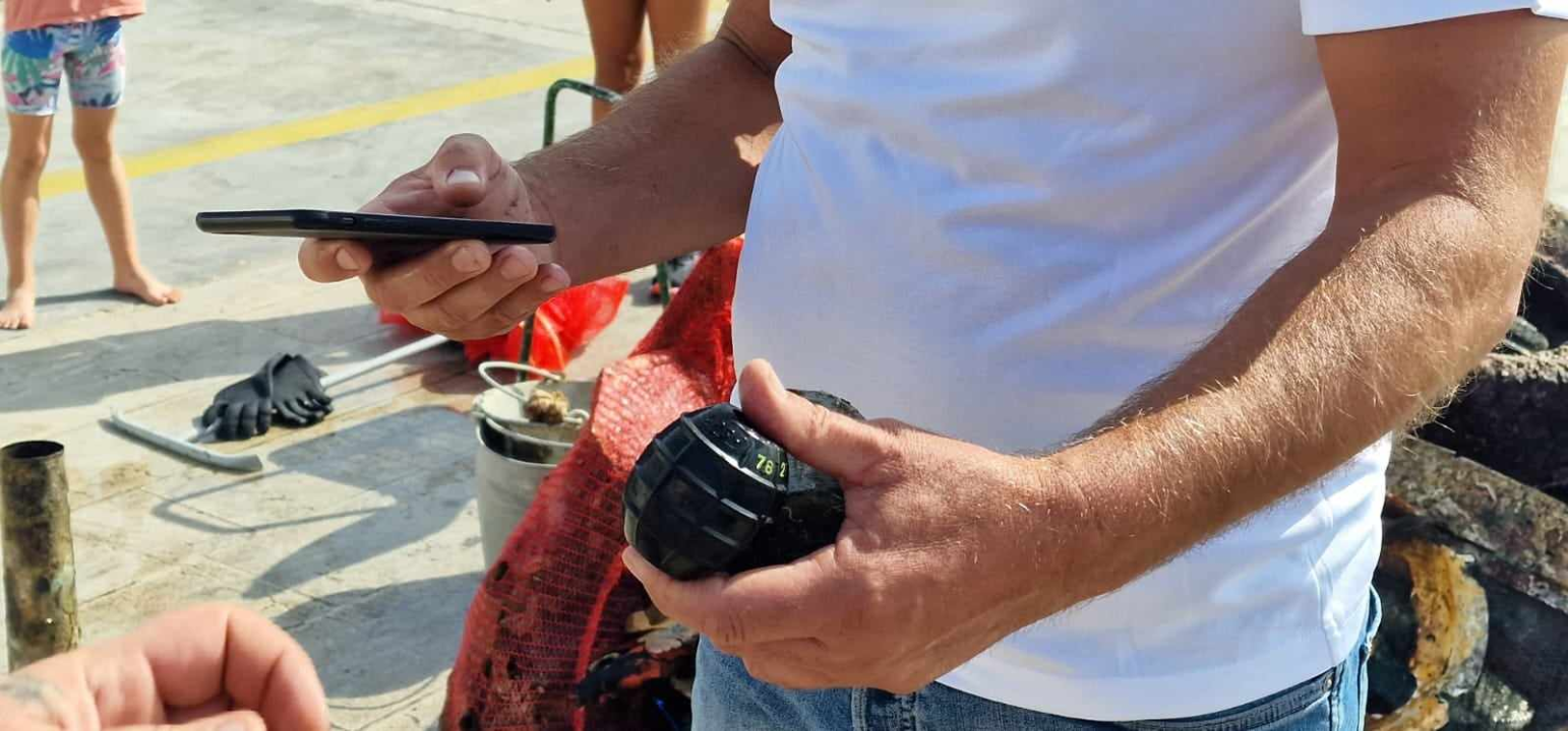 Jutros povodom Dana grada čišćeno podmorje šibenske rive: Među puno smeća pronađena pa deaktivirana ručna bomba