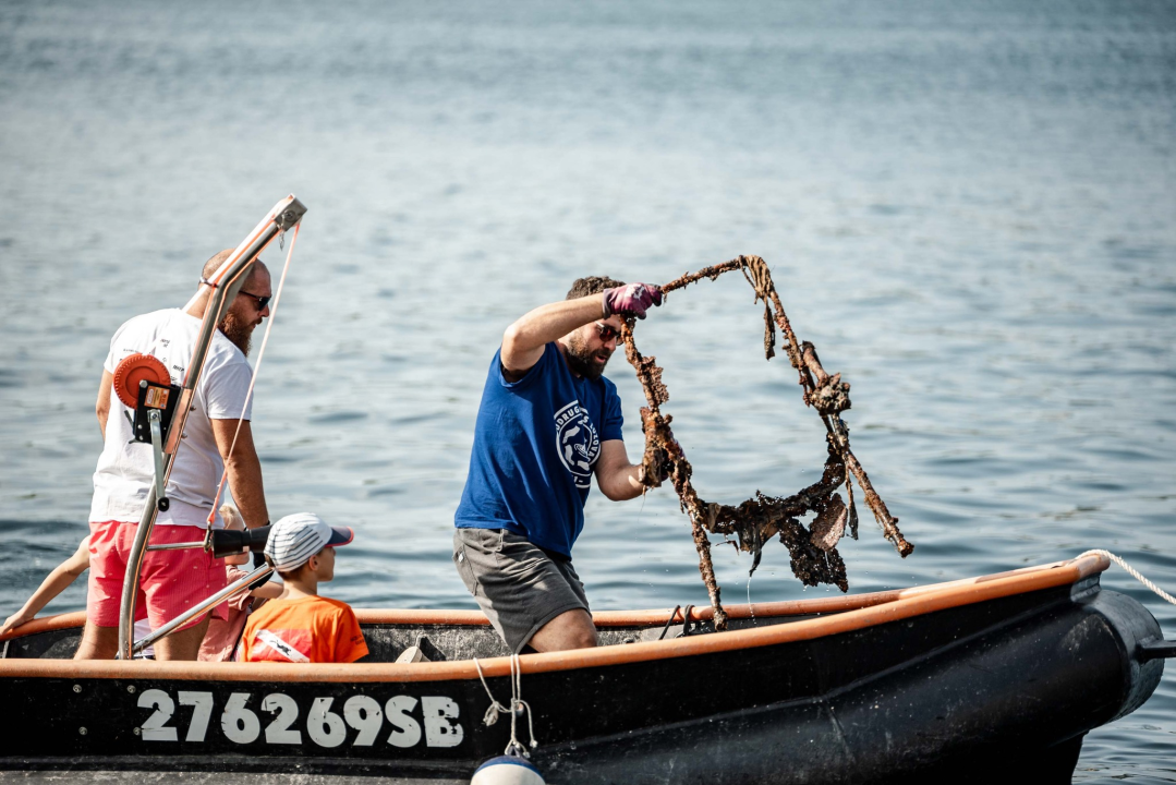 Jutros povodom Dana grada čišćeno podmorje šibenske rive: Među puno smeća pronađena pa deaktivirana ručna bomba