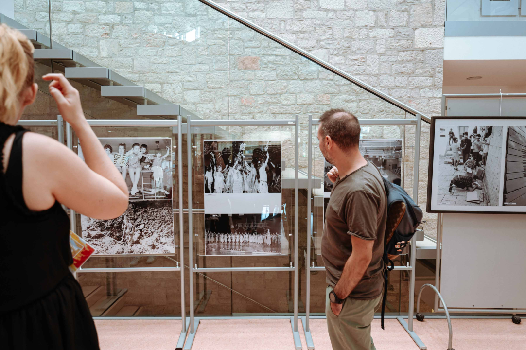 Svako dijete treba mir: U knjižnici predavanje o migrantima u lokalnoj zajednici i izložba ratnog MDF-a