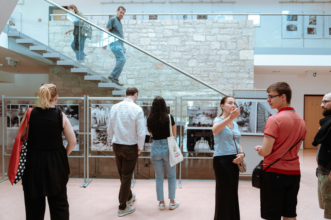 Svako dijete treba mir: U knjižnici predavanje o migrantima u lokalnoj zajednici i izložba ratnog MDF-a