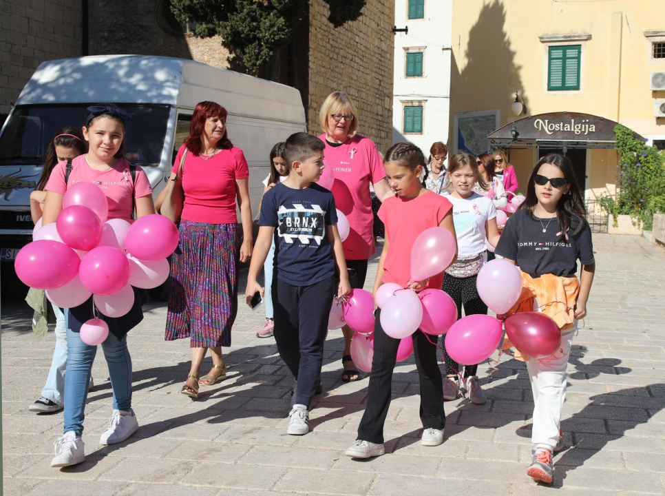 Šetnji s ružičastim vrpcama pridružili se i igrači Šibenke