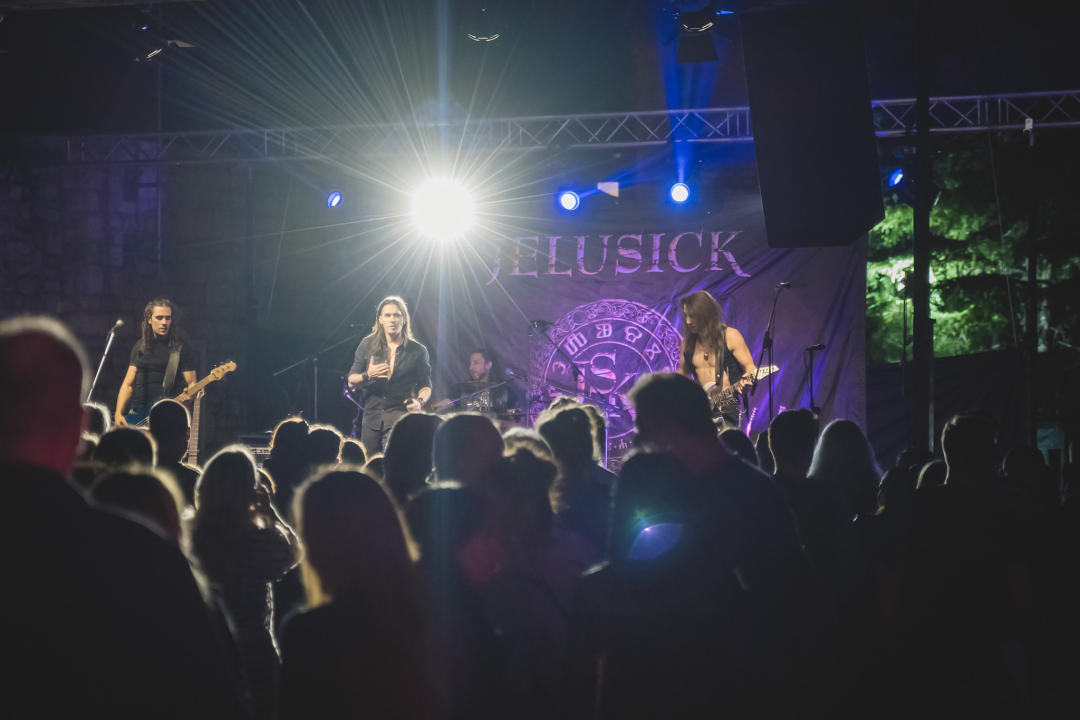 Dino Jelusić zatvorio ‘Bablje ljeto’ u Šibeniku, pogledajte atmosferu s koncerta