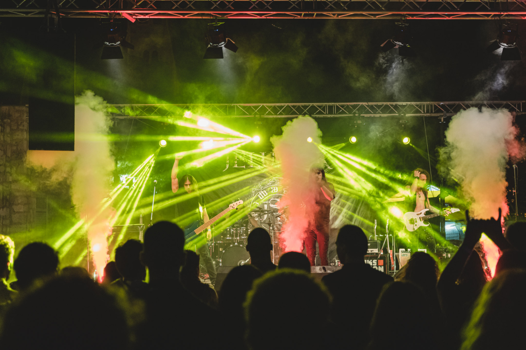 Dino Jelusić zatvorio ‘Bablje ljeto’ u Šibeniku, pogledajte atmosferu s koncerta