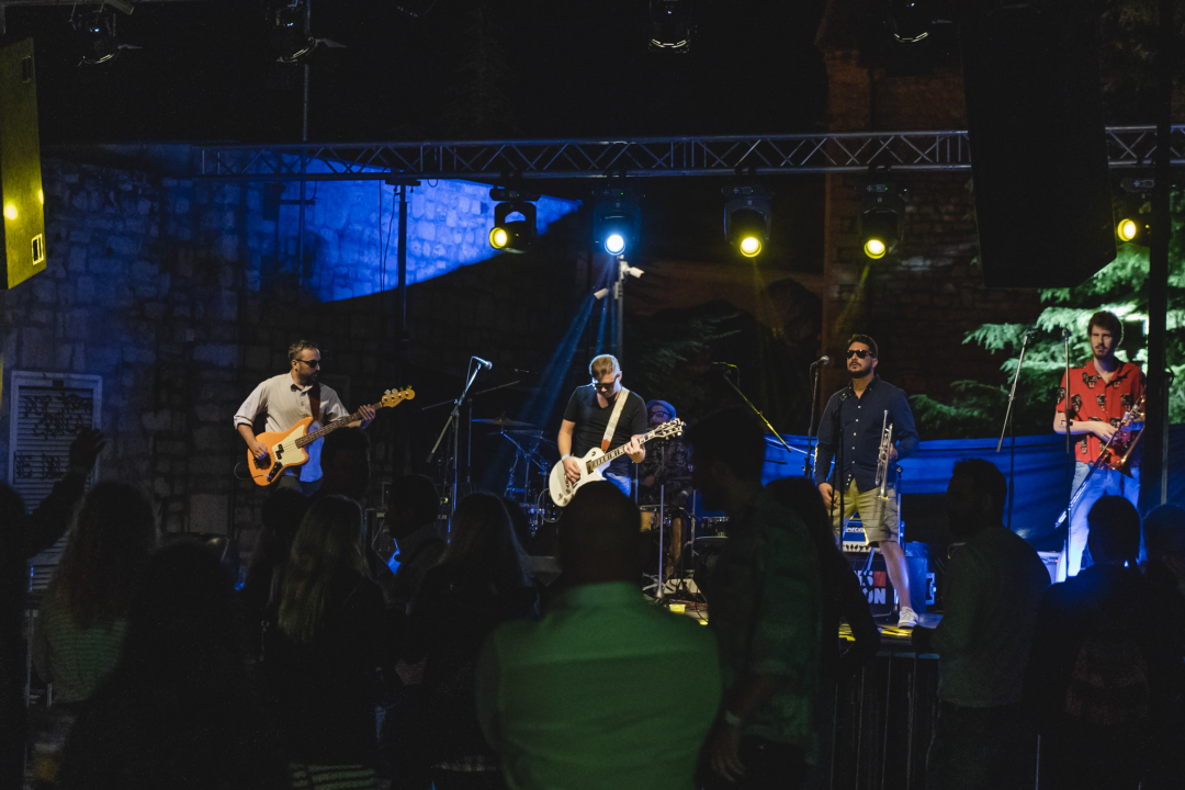 Dino Jelusić zatvorio ‘Bablje ljeto’ u Šibeniku, pogledajte atmosferu s koncerta