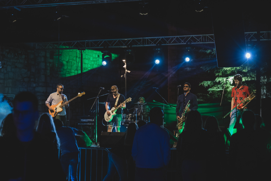 Dino Jelusić zatvorio ‘Bablje ljeto’ u Šibeniku, pogledajte atmosferu s koncerta