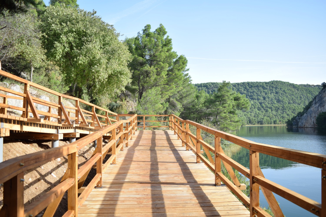 Završeni radovi na uređenju pješačke staze ispod Skradinskog mosta