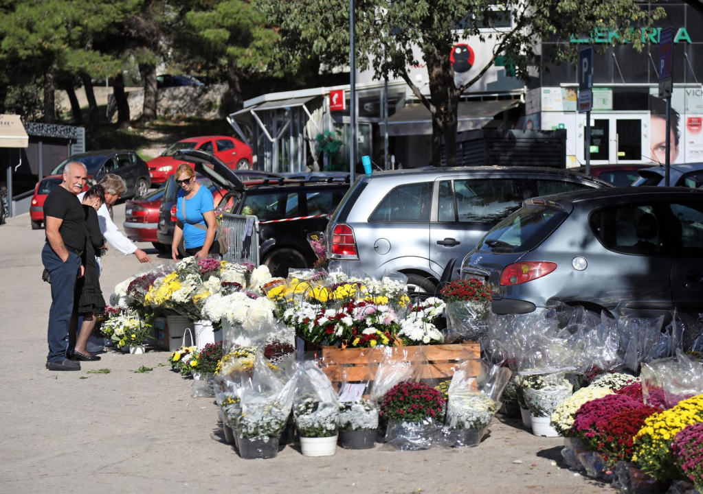 Počela prodaja cvijeća povodom Svih svetih: Na Vidicima parkiralište osvanulo u šarenom izdanju 
