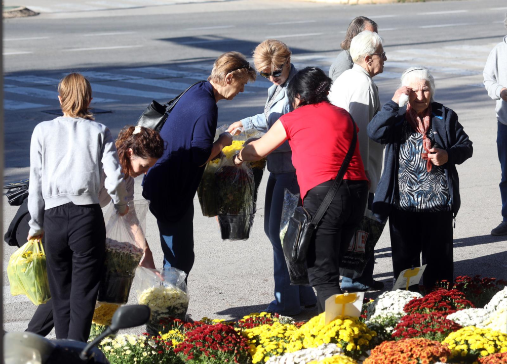 Počela prodaja cvijeća povodom Svih svetih: Na Vidicima parkiralište osvanulo u šarenom izdanju 
