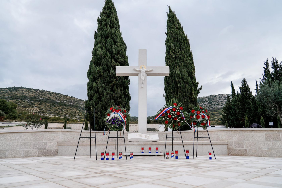 Predstavnici Grada i Županije položili vijence i zapalili svijeće na Kvanju