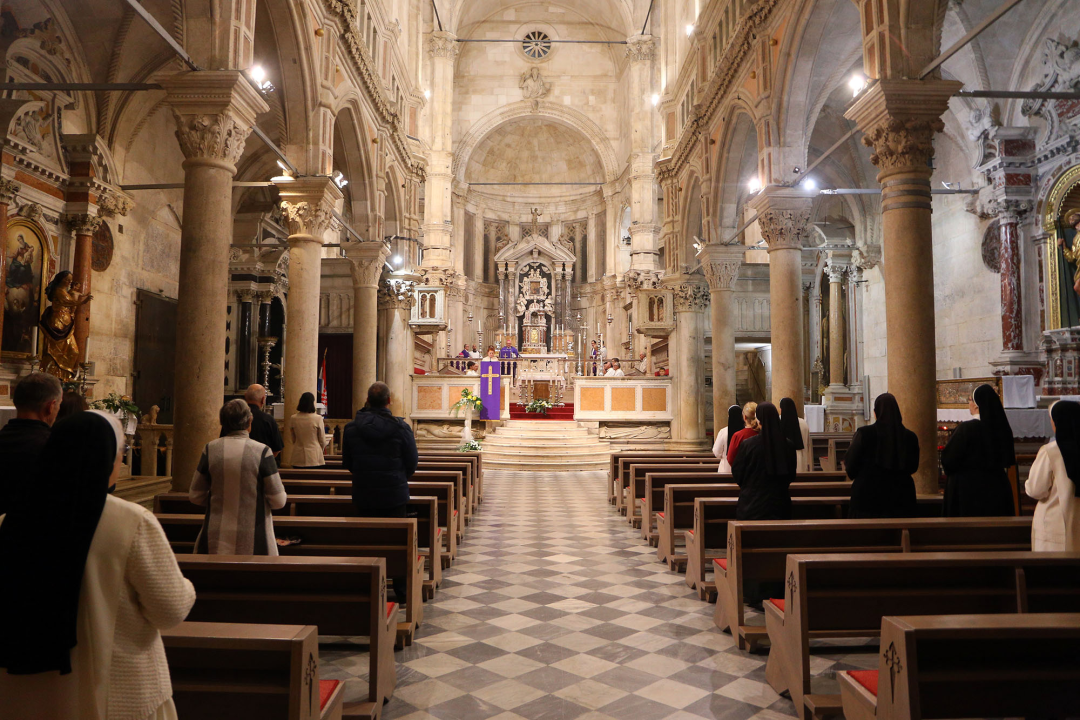 Biskup Rogić predvodio misu za preminule biskupe, svećenike i redovnice