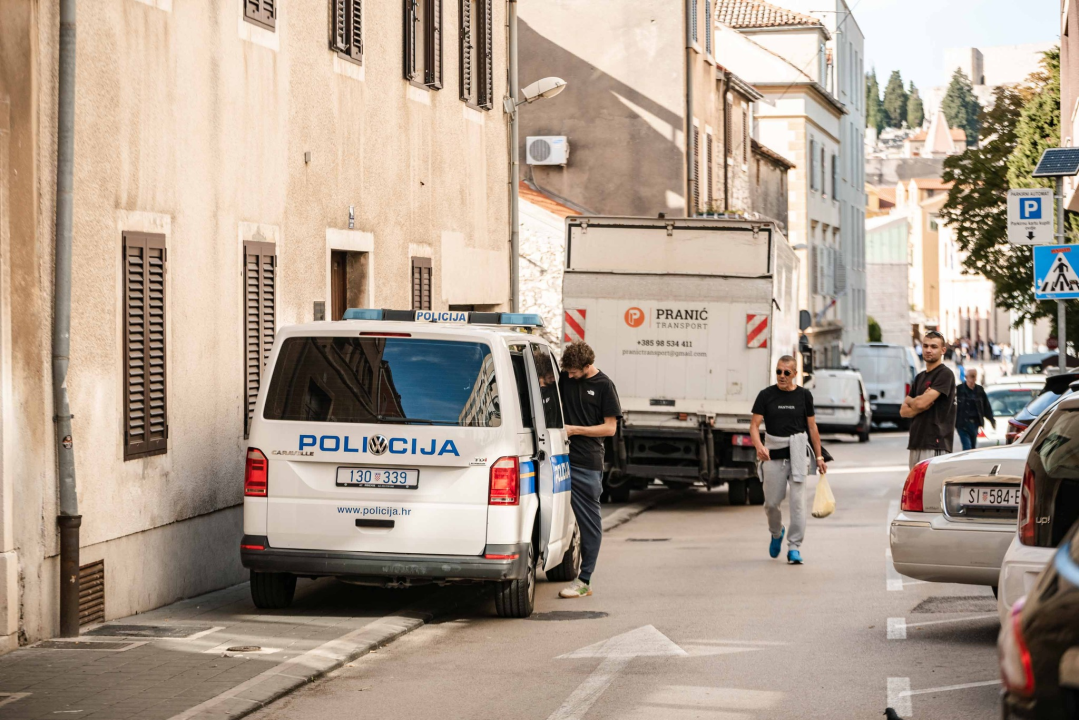 Izvučen kamion koji je zapeo u ulici iza Fine: Oštetio reklame i fasade