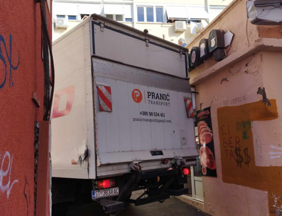 Izvučen kamion koji je zapeo u ulici iza Fine: Oštetio reklame i fasade