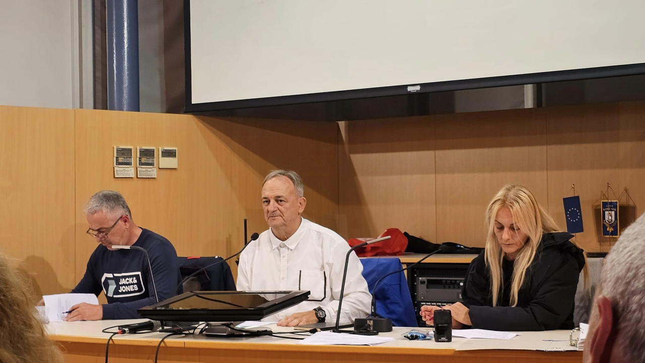 Okupili se stanari Starog grada: Osim parkinga i kamera, problem su im štekati i pjevačica koja u kući ima probe