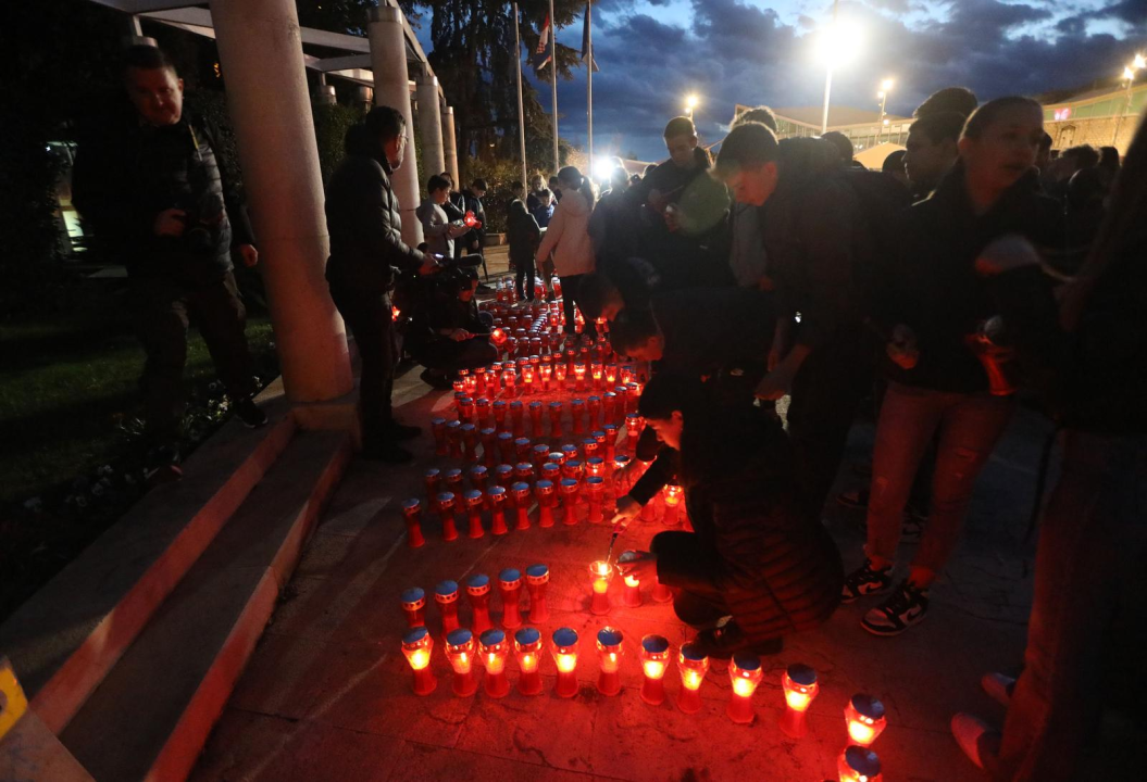 Ispred gradske uprave zapaljene svijeće u spomen žrtvama Domovinskog rata te Vukovaru i Škabrnji