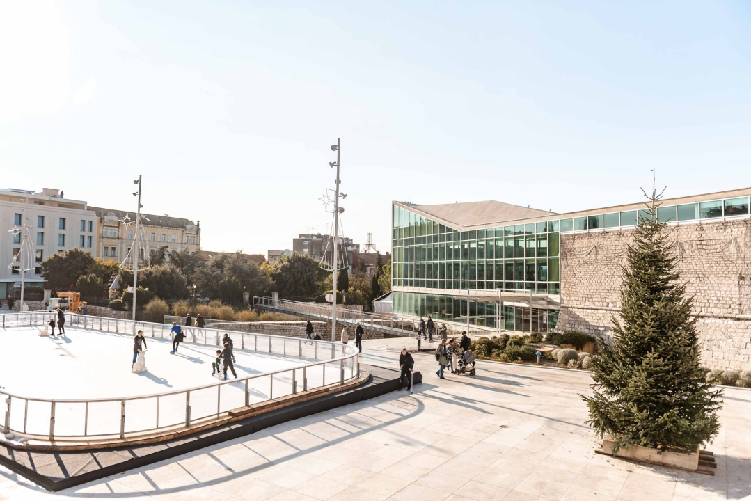 Stigao blagdanski bor na Poljanu