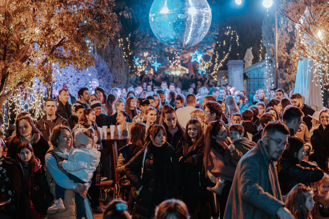 Matija Cvek u prepunom đardinu otvorio Adventuru, već sutra dva nova koncerta