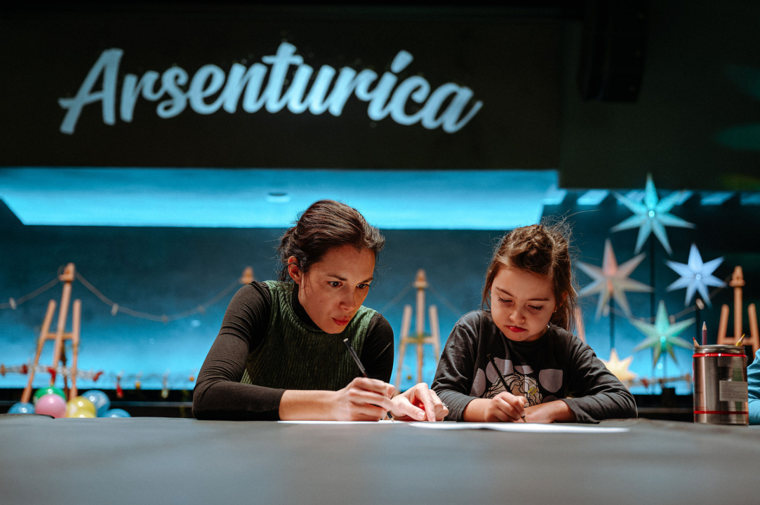 Arsenturica pun pogodak: Djeca uživala u radionicama i predstavi, a posjetio ih je i Djed Božićnjak