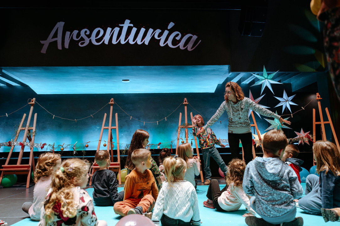 Arsenturica pun pogodak: Djeca uživala u radionicama i predstavi, a posjetio ih je i Djed Božićnjak